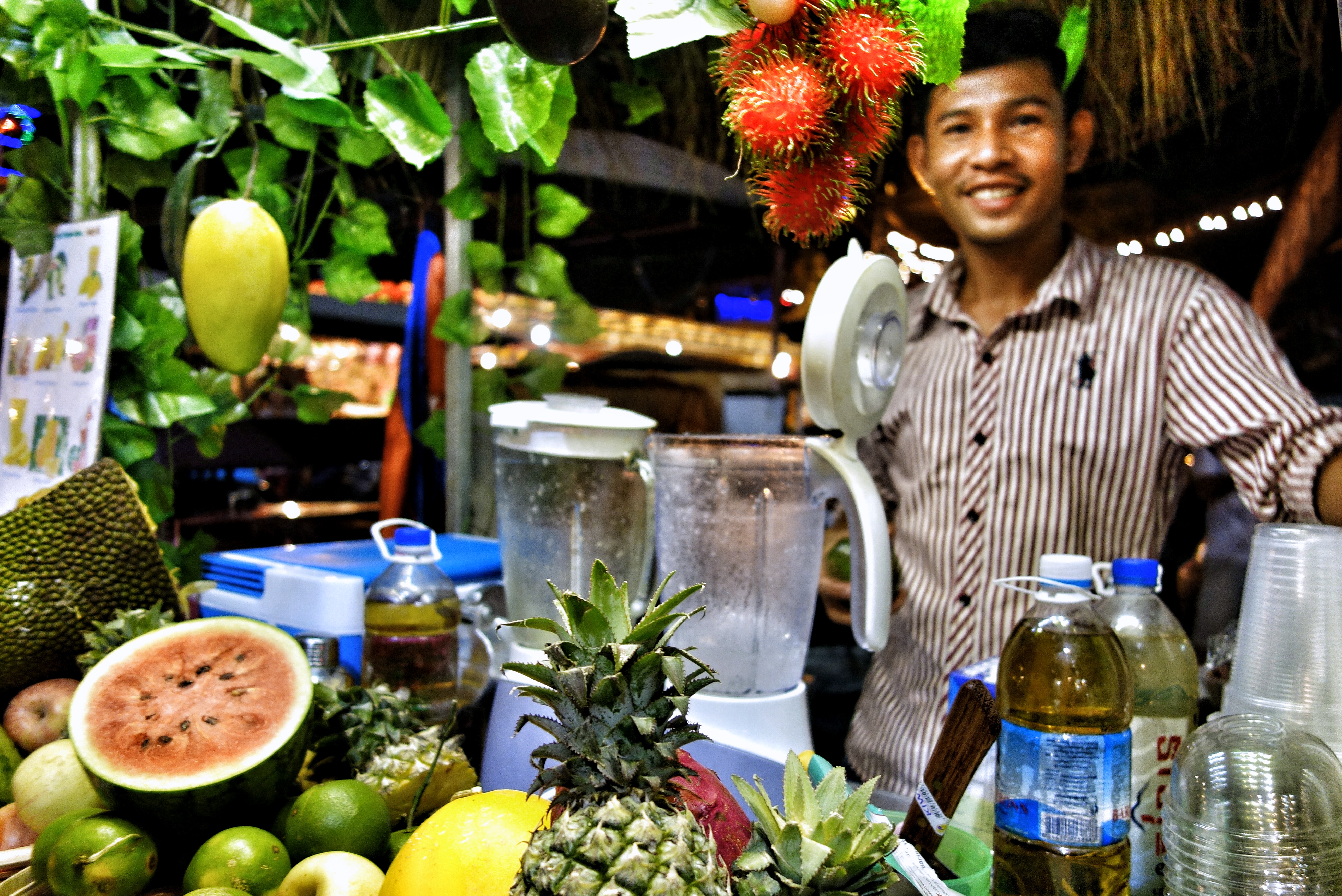 Man selling fresh juice at the Night Market in Siem Reap (Cambodia) - ShopkeeperStories.com